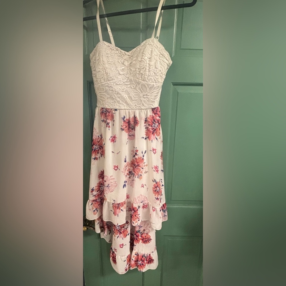 Pretty dress. Size M but could fit a large